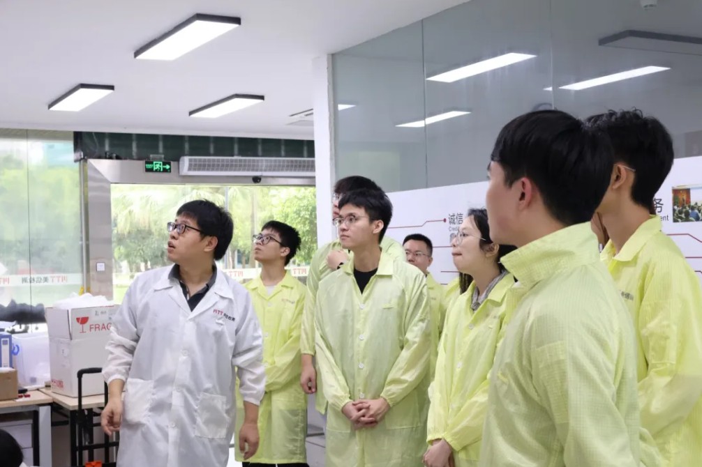 哈工大师生走进伟德体育世界杯现场