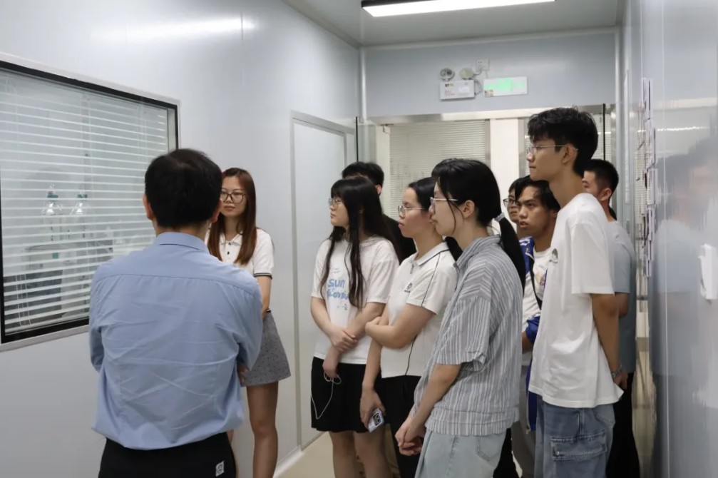 哈工大师生走进伟德体育世界杯参观实验室