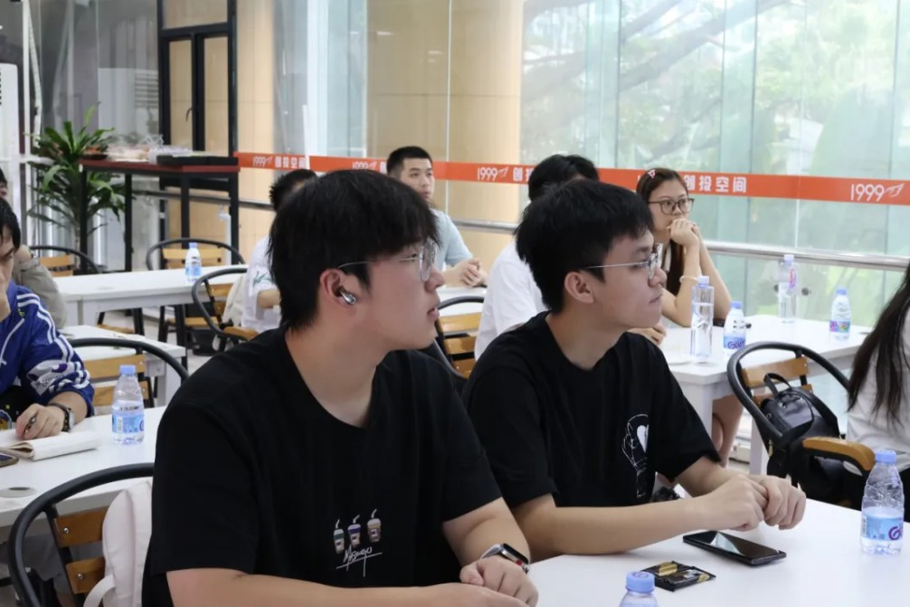 哈工大师生走进伟德体育世界杯听讲座
